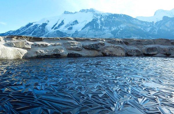 16. İsviçre'de donmuş bir gölet