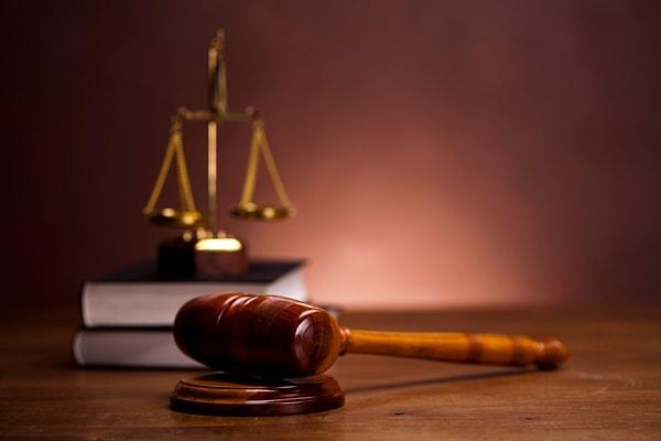 Mahkeme, sanığın ’Nitelikli cinsel saldırı’ ve ’Kişiyi hürriyetinden yoksun kılma’ suçlarından 28.5 yıl hapisle cezalandırılmasına hükmetti.