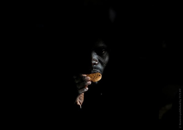 47. Мигрант ест печенье на корабле миграционной морской помощи после того, как он был спасен недалеко от побережья Ливии, 23 июня 2016 года