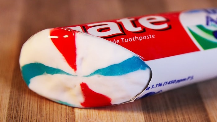 Makro Çekim Eşliğinde Ortadan İkiye Ayrılan Günlük Hayatta Kullandığımız Objeler