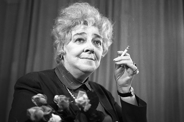 4. "Женщина, конечно, умнее. Вы когда-нибудь слышали о женщине, которая бы потеряла голову только от того, что у мужчины красивые ноги?" Фаина Раневская