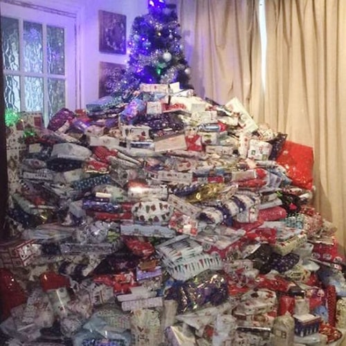 Çok iyi bir şey yaptığını düşünen Emma, öyle sert tepkiler gördü ki; Noel'e küseceği sanılıyordu. Fakat bu yıl, geçen seneki hediye miktarını da geçtiğini açıkladı!