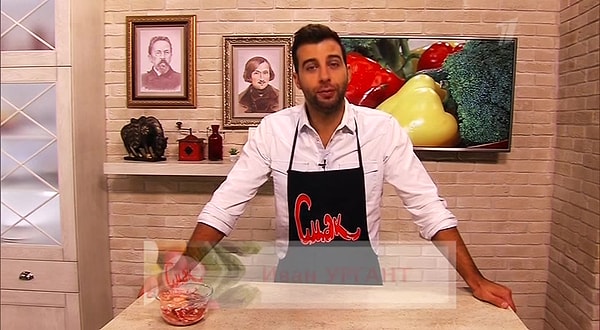 2. Иван Ургант во время приготовления блюда в программе «Смак»