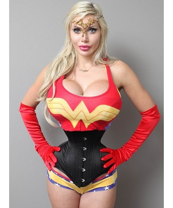 9. "Да, я была довольна тем, как я выгляжу сейчас. Но в моей голове есть четкая картинка, как я должна выглядеть, и я намерена продолжать идти к своей цели", — говорит сама Pixee