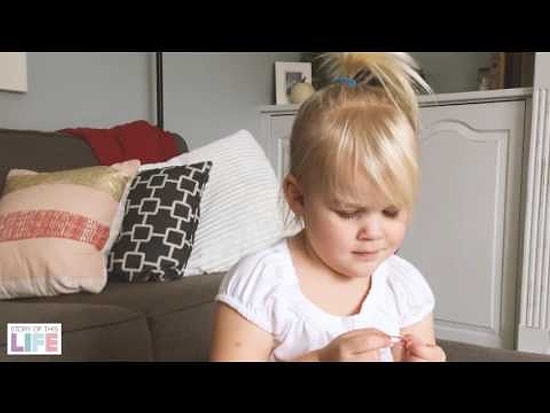 Bir Ataş İçin Annesine Minnettar Olan Küçük Kız