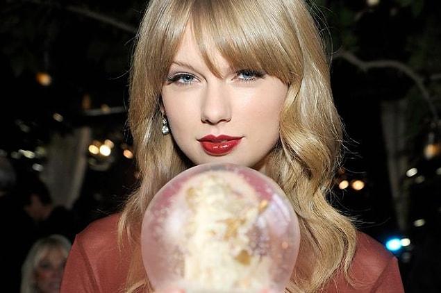 2. Taylor Swift, who loves Christmas, also loves making snow globes.
