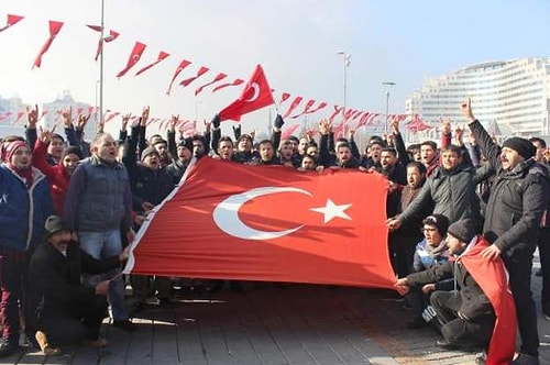 Kentte çok sayıda kişi sokaklara çıkarak saldırıyı protesto etti