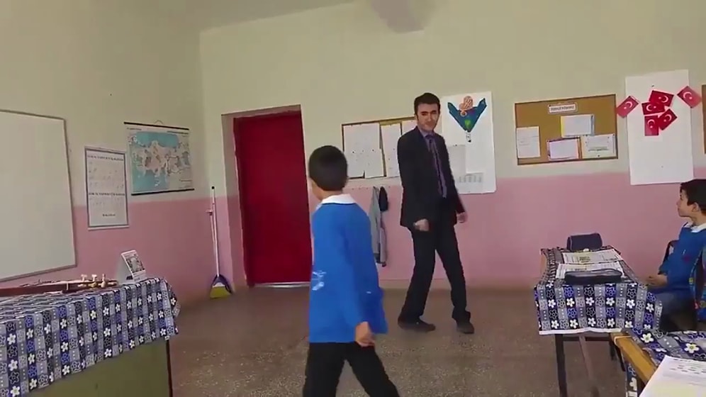 Öğrencisiyle Birlikte Ankara Havası Oynayan Güzel Öğretmen