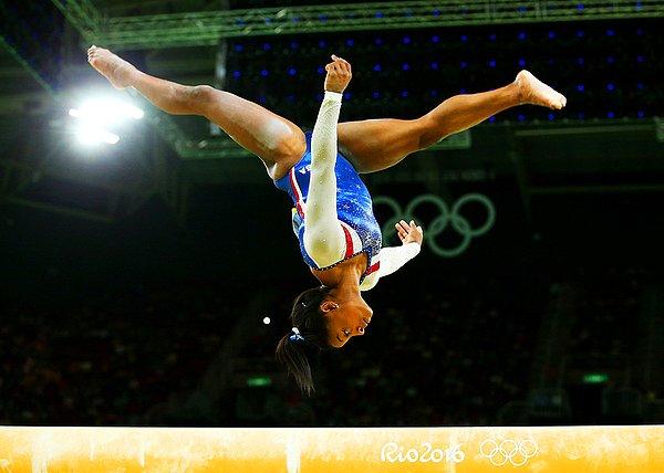 6. Rio'da ABD'li sporcu Simone Biles'ın kadınlar tekli denge kalası serisi.