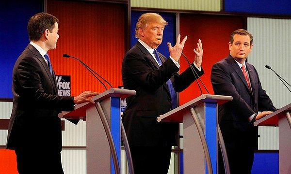 17. Seçim propogandaları sırasında rakipleri  Marco Rubio ve Ted Cruz'un şaşkın bakışlarının önünde ellerinin boyutunu gösteren Donald Trump.