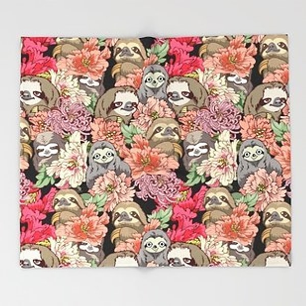 4. Плед с принтом, изображающем ленивцев на цветочном лугу