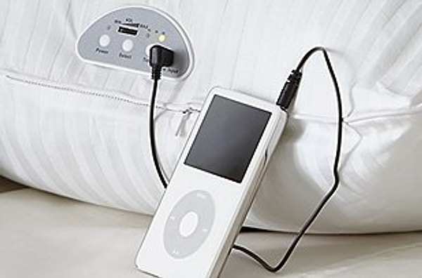 12. Подушка со встроенным микрофоном, которая убаюкает вас