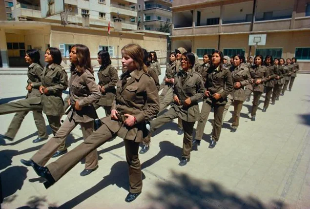 Şam'da 1974 yılında çekilen bu görüntü, standart bir tatbikat sırasındaki kız öğrencileri gösteriyor.