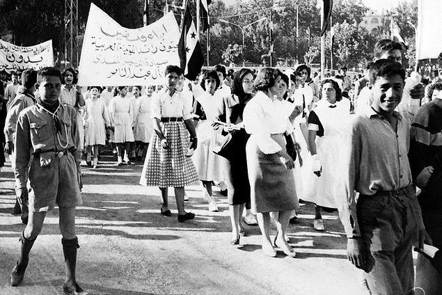 1960 yılı baharından bu görüntü, Nakba Günü'nde Şam sokaklarındaki göstericileri gösteriyor. Modern kıyafetler içerisindeki kadınlar grubun liderliğini üsleniyor.