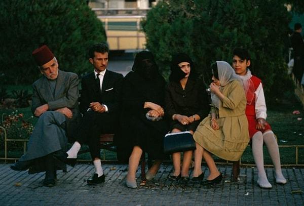 1965 yılında çekilen bu fotoğraf modanın ve dini tarzın Şam'da bir parkta, bir bankta bir araya gelmesini gösteriyor.