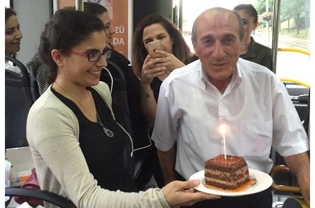 Bir gün bir bakıyorsunuz birisi aşure yapmış otobüstekilere dağıtıyor, bir gün bakıyorsunuz poğaçalar çıkıyor çantadan.