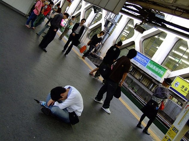 Peki yatakta ve düzenli uyumayı tembellik olarak değerlendiren Japonlar nasıl oluyor da iş ya da başka etkinlikler esnasında uyumayı hoş görebiliyorlar?
