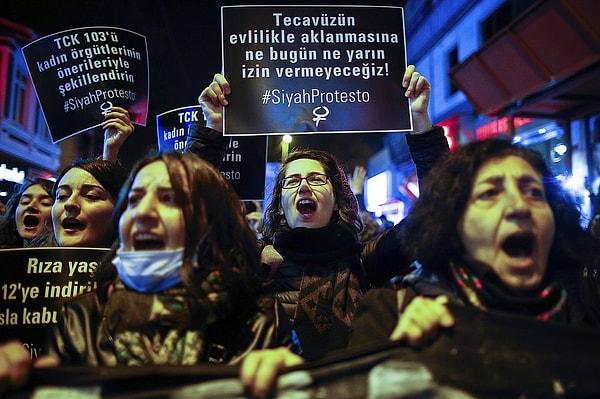 19. 18 Kasım'da Türkiye'nin dört bir yanından kadınlar, tecavüze uğrayan çocuğun tecavüzcüsüyle evlendirilmesi durumunda cezanın kalkması yönünde yönergeye karşı sokaklara döküldüler!