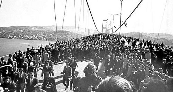 9. Boğaz Köprüsü; 30 Ekim 1973 tarihinde, Türkiye Cumhuriyeti'nin kuruluşunun 50. yıldönümü şerefine devlet töreniyle Cumhurbaşkanı Fahri Korutürk tarafından hizmete açıldı.