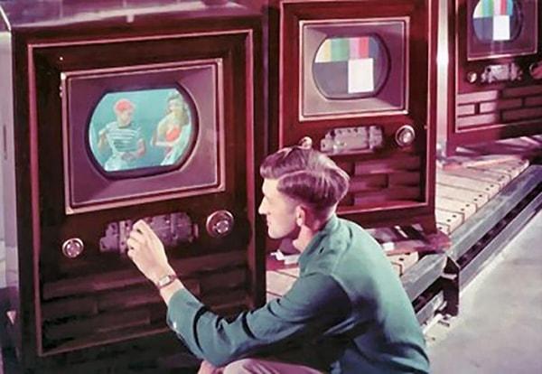 4. Evlerimizi şenlendiren televizyonların renklileri üretildi.