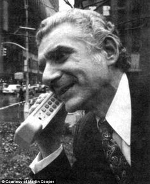 Telefonların yanınızda taşınabilecek hatta cebe girilebilecek hali icat edildi.