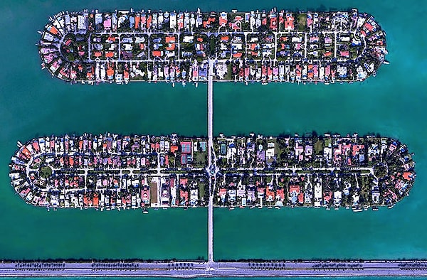 9. Выглядит как два корабля... И это тоже город?