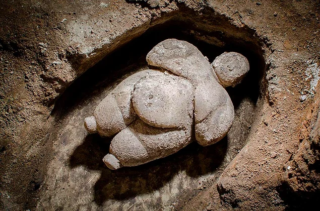 Bu kazılarda ortaya çıkarılan eserlerden en önemlilerinden biri olarak Konya Çatalhöyük'te Prof. Dr. Ian Hodder başkanlığında gerçekleştirilen kazılarda bulunan M.Ö 8000-5500 Neolitik Dönem'e ait kadın figürü gösteriliyor.