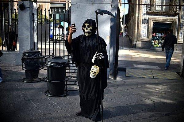 19. 2016 yılını tam anlamıyla özet geçen selfie; Azrail olarak giyinmiş bir adam Mexico City'de 1 Kasım Ölüler Günü'nde selfie çekiyor.