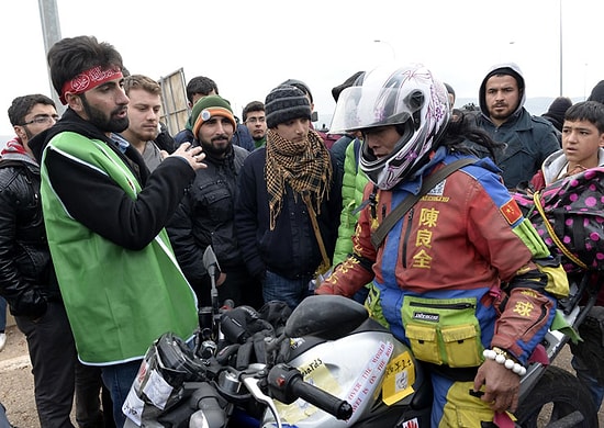 Halep'e Girmek İsteyen Çinliye 'No Smoking' Diyen Polis