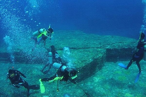 8. "Подводный город" у острова Закинф в Греции построили бактерии