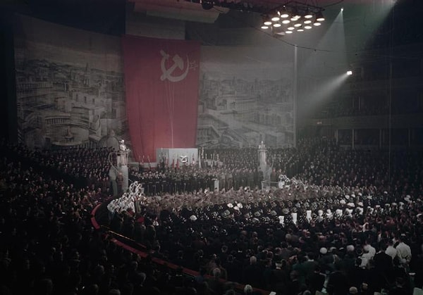 5. Трудно поверить, но в этой исконно-капиталистической стране празднуют 25–ю годовщину Красной Армии