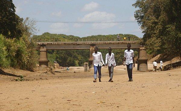 21. Somali'de halk Shabelle Nehri'ne su ve yiyecek için muhtaç ama bu yıl yaşanan kuraklık nehri tamamen kuruttu.