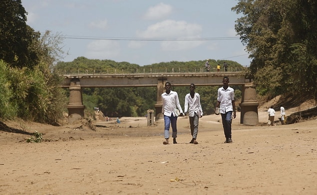 21. Somali'de halk Shabelle Nehri'ne su ve yiyecek için muhtaç ama bu yıl yaşanan kuraklık nehri tamamen kuruttu.