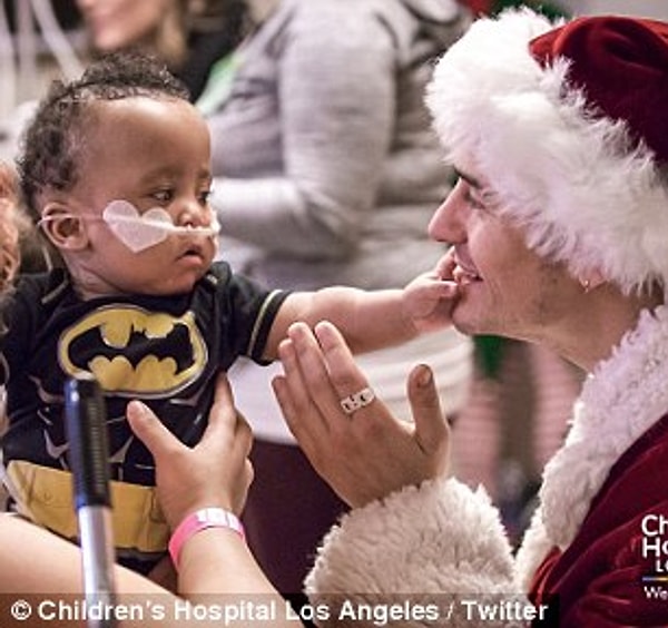 5. И актер, и певица успели подружиться с малышом, одетым в футболку с логотипом Бэтмена