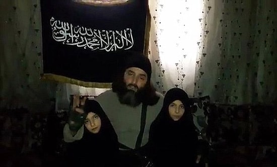 Nasıl Kıyar İnsan Çocuğuna?! 7 ve 9 Yaşlarındaki Kızlarını İntihar Bombacısı Yapan Aile