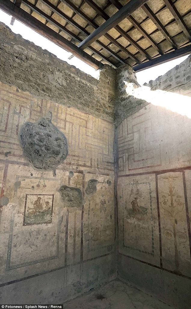 Bina, Pompeii'nin en eski semtinde yer alıyor. Genelevin iki yan caddesi bir zamanlar tavernalar ve hanlarla doluydu.