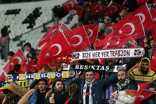 Şehitlere Saygı Maçı için futbolseverler tribünleri doldurdu.