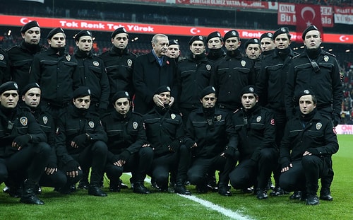 Cumhurbaşkanı Erdoğan, İstiklal Marşı okunduktan sonra maç öncesi polislerle ve futbolcularla hatıra fotoğrafı çektirdi.