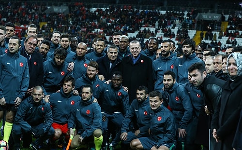 Cumhurbaşkanı Erdoğan, İstiklal Marşı okunduktan sonra maç öncesi polislerle ve futbolcularla hatıra fotoğrafı çektirdi.