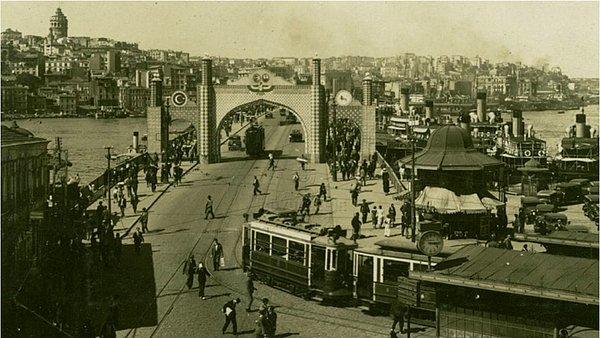 1914 yılında bu köprünün üzerinden, elektrikli Eminönü-Karaköy bağlantısı sağlandı.