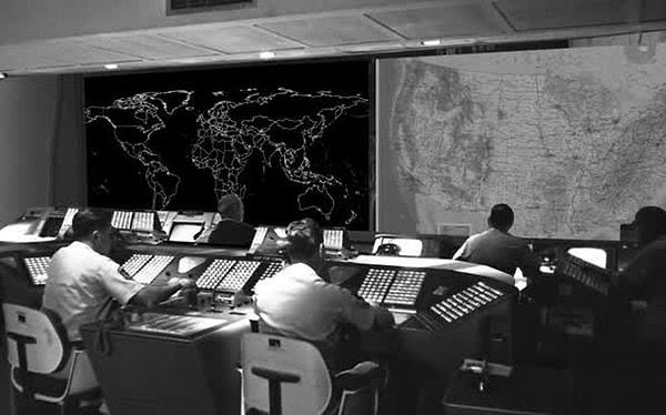 Kuzey Amerika Hava Savunma Komutanlığı'nda (NORAD) çalışan bilgisayar programcıları, yanlışlıkla bir Sovyet atağını simüle etti.
