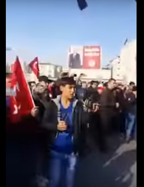 Bazı vatandaşların dans ettiği görüntülere ilişkin videonun 10. saniyesinde, arka tarafta bir binada yer alan “Milletin Başkanı” yazılı afiş, mitingin olduğu gün çekilen farklı bir videoda da görülüyor.