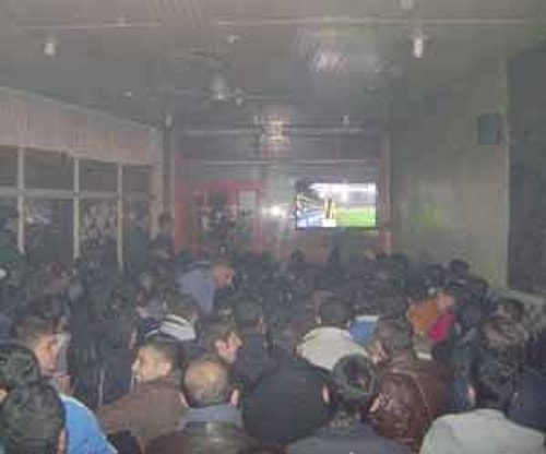 Maçın büyük kısmını kaçırırsınız. Arka arkaya dizilen kahverengi sandalyelerden ilk 3 sırayı kapamadıysanız geçmiş olsun.