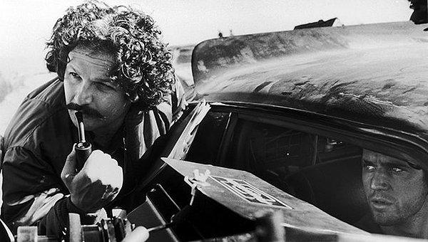 5. 1979 yapımı ilk Mad Max filmi sırasında bütçe sıkıntısı çeken yönetmen George Miller bir kaza sahnesi için kendi arabasını feda etmiştir.
