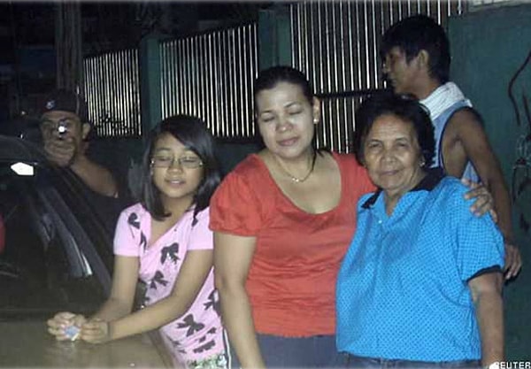 5. Филиппинский политик Рейнальдо Дагса сделал фото своей семьи вместе с убийцей, который мгновение спустя выстрелил Рейнальдо в грудь