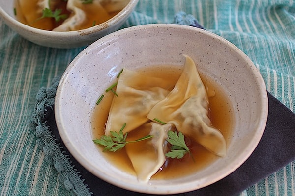 10. Еврейские "креплах" с бульоном: