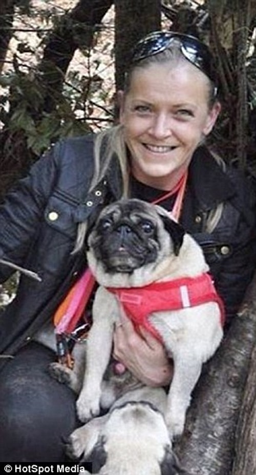 Becca, önceleri bir güzellik uzmanı olarak çalışıyordu ama artık tam zamanlı olarak köpekleri ile ilgilenen bir ev hanımı oldu.