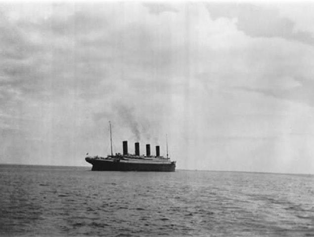 24. The last photo of the Titanic afloat.