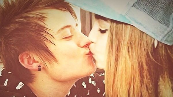 4. Роман пары оказался более чем бурным: молодые люди постоянно выясняли друг с другом отношения, сходились и расходились. Подливали масло в огонь и мама и брат девушки – в отличии от отца Марьяны они были против переезда Рожковой в Москву к Ивану.