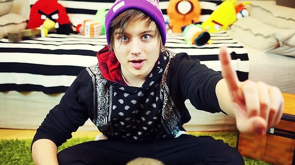 8. По словам молодого человека, он совсем не переживает из-за расставания, а напротив, чувствует себя вполне счастливым: